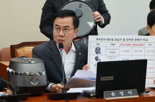 윤영덕 더불어민주당 의원이 16일 국회에서 열린 정무위원회 국정감사에서 질의를 하고 있다. 연합뉴스.